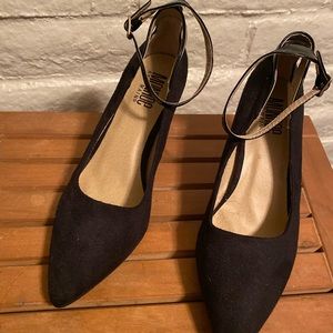 Monroe & Main black velvet-look pumps with strap